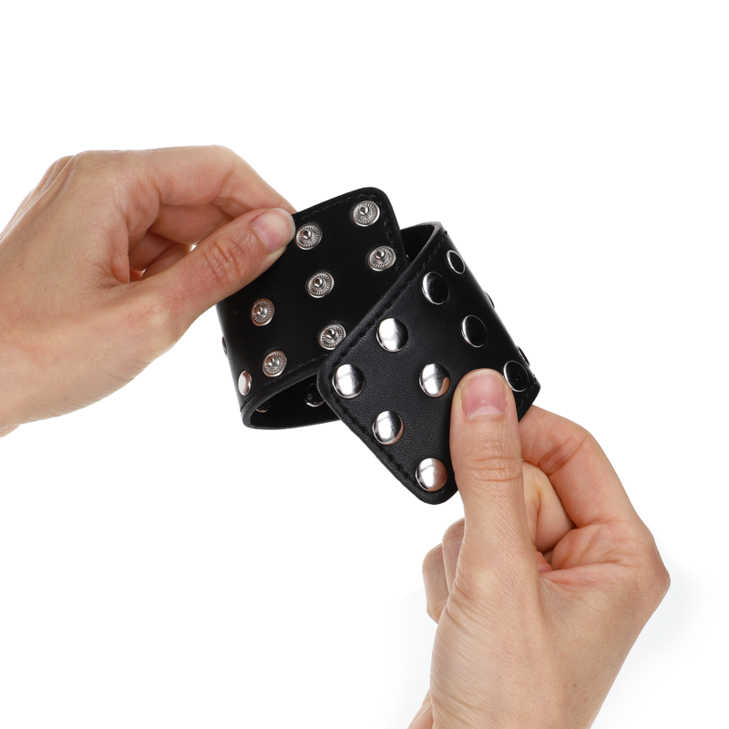 KINK - HANDGELENKFESSELN MIT DRUCKVERSCHLUSS VOLLER NIETEN SCHWARZ VERSTELLBAR 19-24 CM X 5,5 CM – Bild 2