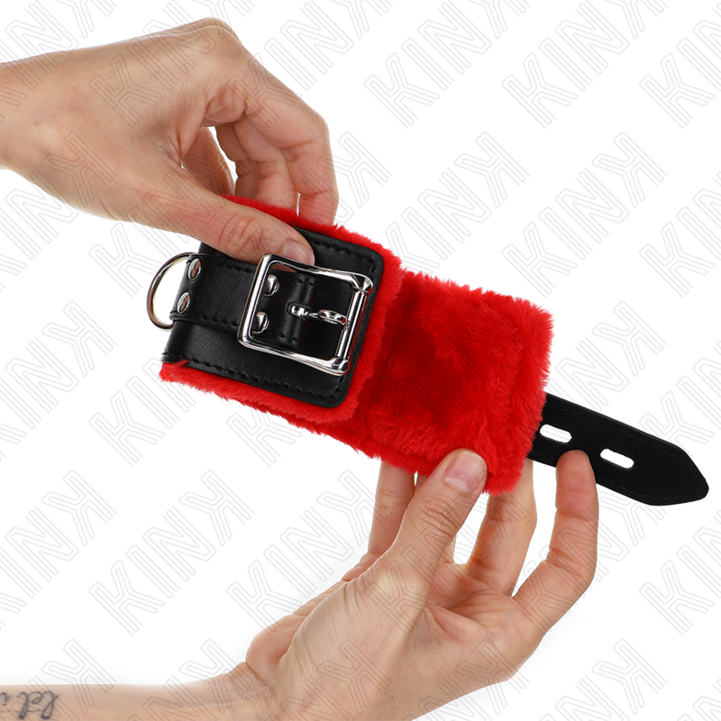 KINK - PELZGEFÜTTERTE HANDGELENKFESSELN MIT QUADRATISCHEN LÖCHERN, ROTER UND SCHWARZER GÜRTEL, VERSTELLBAR 17-29 CM X 6 CM – Bild 2