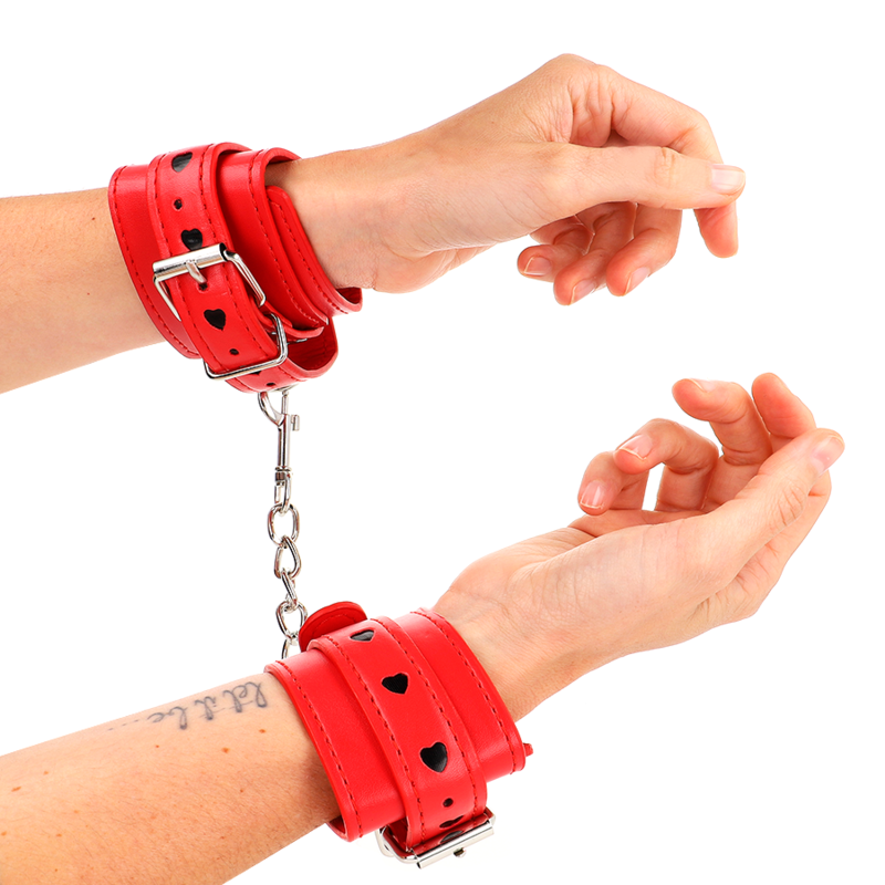 KINK - ROTE HANDGELENKSFESSELN MIT SCHWARZER HERZEINLAGE, VERSTELLBAR 21-28 CM X 5,5 CM – Bild 3